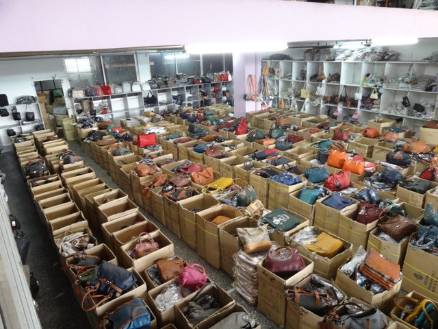 Κατασχέθηκαν 15.000 τσάντες και πορτοφόλια