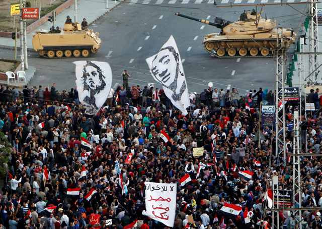 Έσπασαν το οδόφραγμα στο προεδρικό μέγαρο του Καΐρου