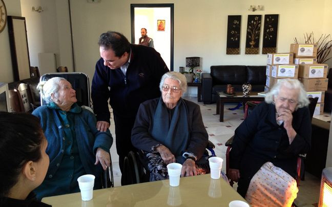 Η «Αποστολή» στην Κρήτη στηρίζει ανασφάλιστους ηλικιωμένους