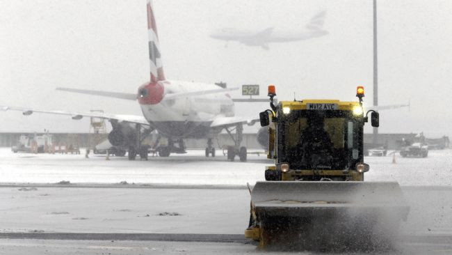 Χιονοπτώσεις στη Βρετανία και ακυρώσεις πτήσεων στο Χίθροου