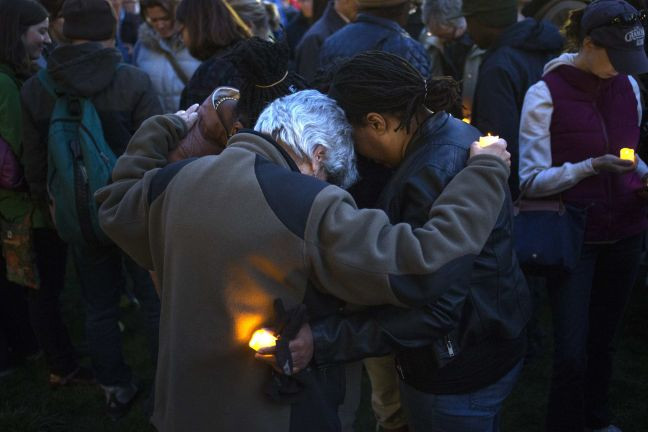 Ένα κερί και προσευχή για τα θύματα της Βοστώνης