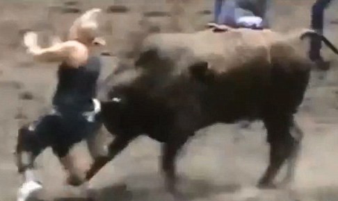 Γυναίκα σε ροντέο δέχεται επίθεση από ταύρο