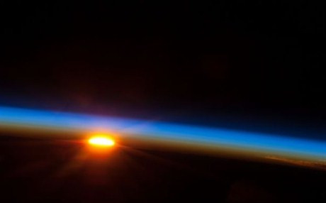 Μαγευτικό ηλιοβασίλεμα από το διάστημα