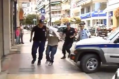 Βίντεο από τη μεταγωγή του Αλβανού μετά τη σύλληψη