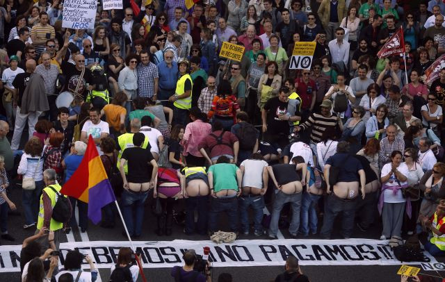 Ισπανοί διαδηλωτές έδειξαν τα οπίσθιά τους στην τρόικα