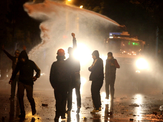 «Πόλεμος» με δακρυγόνα και κανόνια νερού στην Άγκυρα