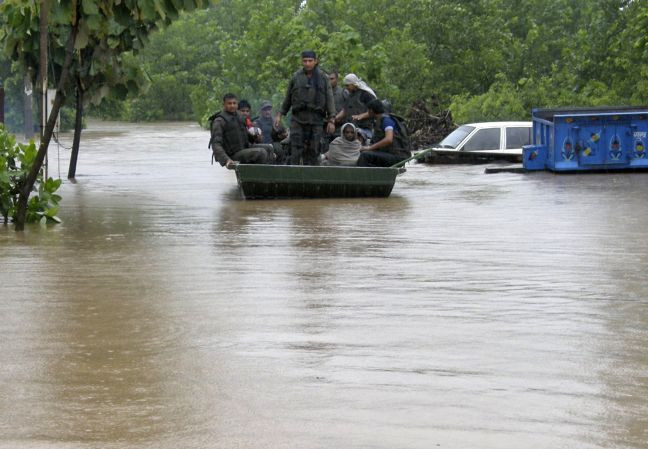 Με ελικόπτερο η μεταφορά εγκλωβισμένων στην Ινδία