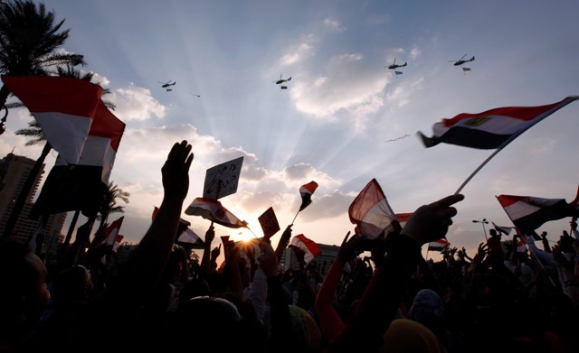 Αιγύπτιοι ζητωκραυγάζουν με την εμφάνιση στρατιωτικών ελικοπτέρων