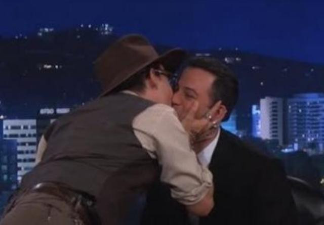 Ο Johnny Depp φιλάει παρουσιαστή στα χείλια