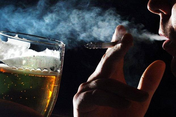 Προς αύξηση του φόρου σε ποτά και τσιγάρα