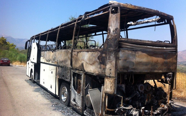 Φωτογραφίες από καμένο λεωφορείο στα Χανιά