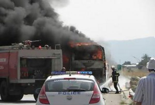 Κάηκε τουριστικό λεωφορείο στα Χανιά