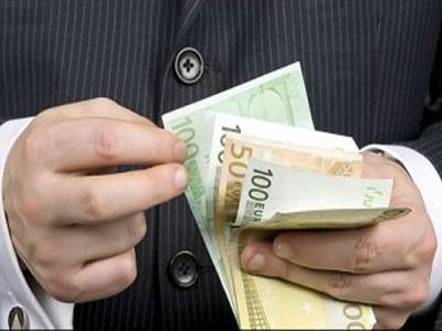 Συνεχίζουν να κατρακυλούν οι μισθοί στην Ελλάδα
