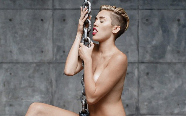 Ολόγυμνη στο νέο της βίντεο κλιπ η Miley Cyrus