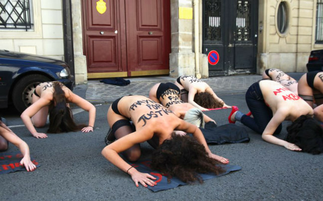Ο γυμνόστηθος ακτιβισμός της Femen