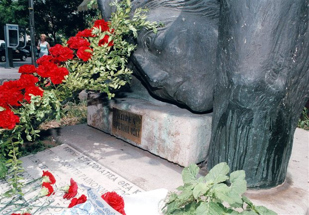 Βανδαλισμοί στο μνημείο του Γρηγόρη Λαμπράκη