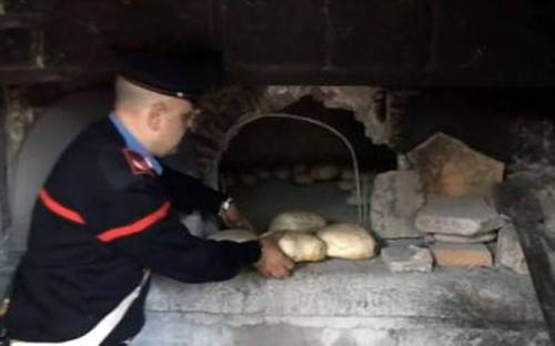 Ψωμί με ίχνη&#8230; μπογιάς καρφιών και ξύλων πουλούσαν στη Νάπολη!