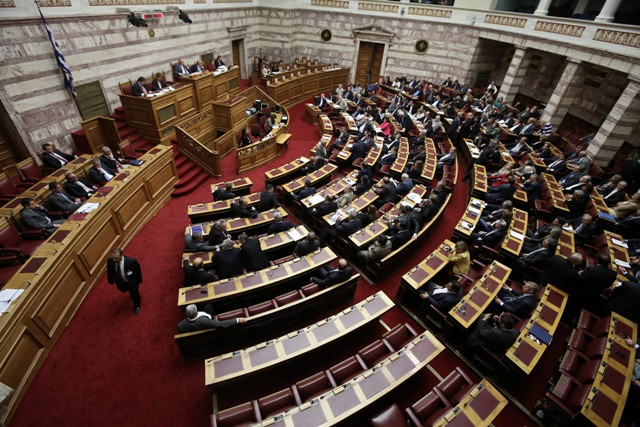 Καφέδες και νερά αξίας 10.000 ευρώ σε 44 συνεδριάσεις της Βουλής