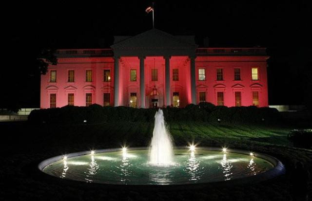 Ο Λευκός Οίκος φωτίστηκε με ροζ χρώματα