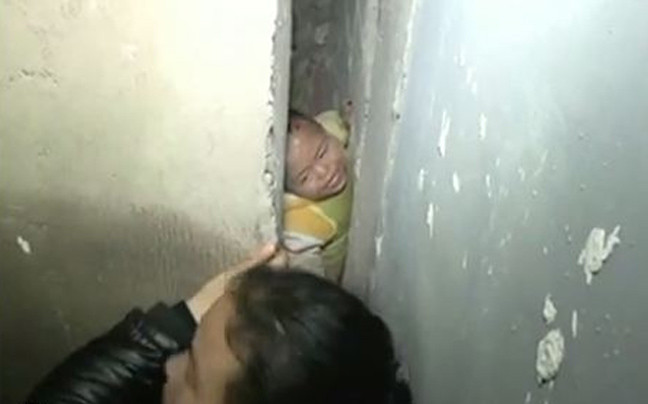 Το βίντεο της διάσωσης ενός παιδιού που παγιδεύτηκε ανάμεσα σε 2 τοίχους