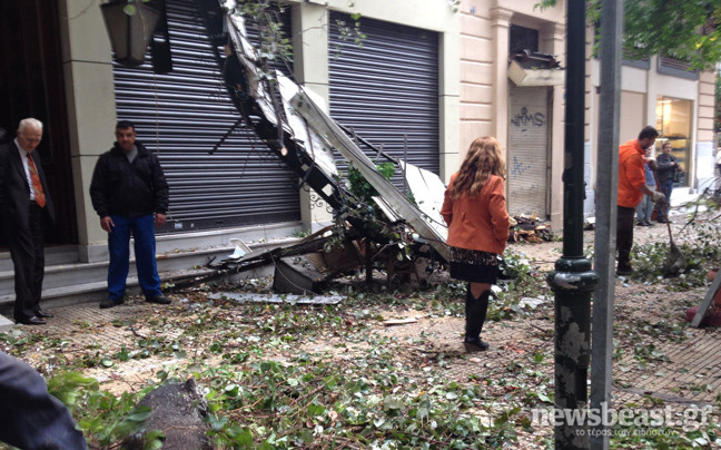Δέντρο προκάλεσε ζημιές σε ξενοδοχείο στην Αθήνα