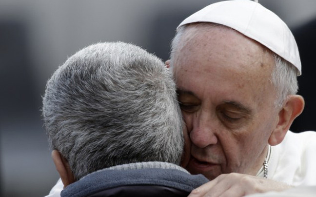 Ο πάπας Φραγκίσκος αγκάλιασε έναν άνδρα χωρίς πρόσωπο
