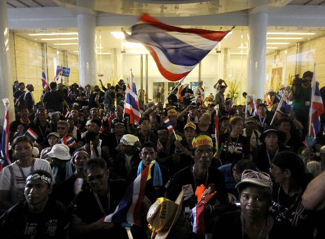 Χίλιοι διαδηλωτές κατέλαβαν το υπουργείο Οικονομικών της Ταϊλάνδης!