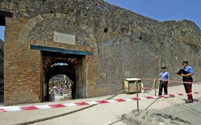 Κατέρρευσε τοίχος από κτίριο στην Πομπηία