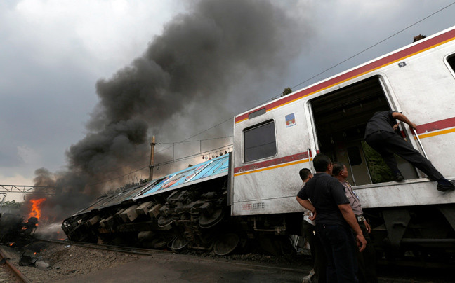 Επτά νεκροί από σύγκρουση τραίνου με φορτηγό στην Ινδονησία