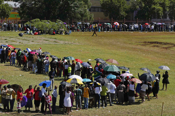 Με συγκίνηση οι Νοτιοαφρικανοί αποχαιρετούν τον Μαντέλα