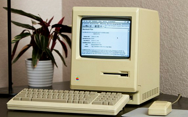 Mac 27 ετών συνδέεται στο ίντερνετ!