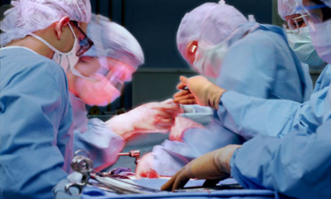 Χειρουργός κατηγορείται πως υπέγραψε στο συκώτι ασθενή