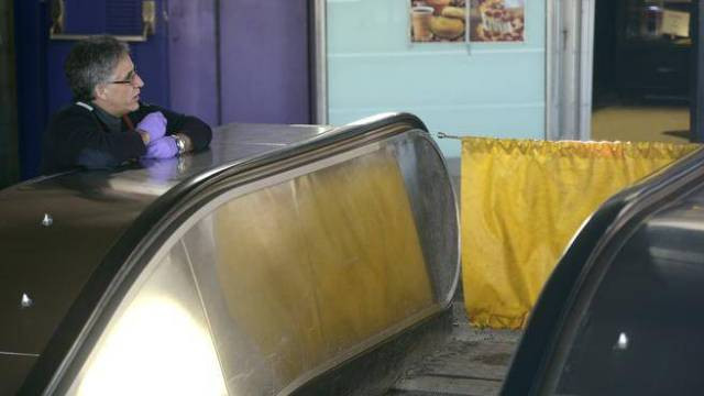 Στραγγαλίστηκε όταν το φουλάρι της πιάστηκε σε κυλιώμενη σκάλα