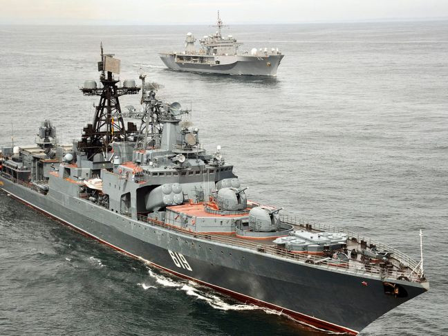 Ρωσικά ανθυποβρυχιακά πολεμικά πλοία στις ακτές της Σεβαστόπολης