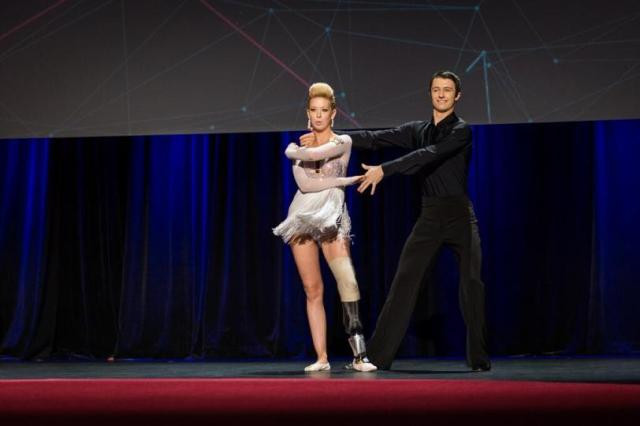 Χόρεψε ξανά η χορεύτρια που έχασε το πόδι της στον μαραθώνιο της Βοστώνης