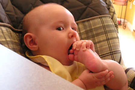 Γιατί τα μωρά βάζουν τα πάντα στο στόμα τους;