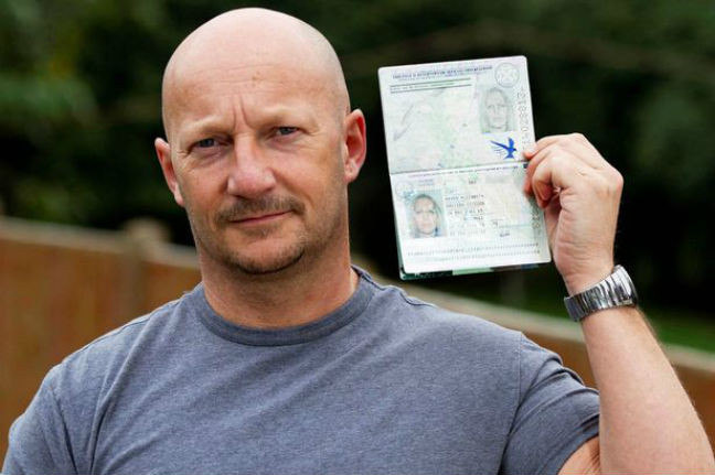Καραφλός Βρετανός ταξίδεψε στην Ισπανία με το διαβατήριο της ξανθιάς φίλης του