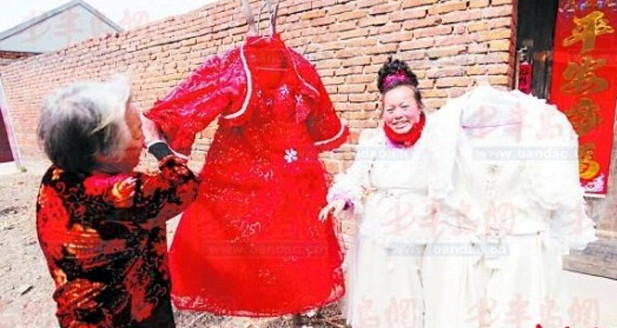 Η Κινέζα που φοράει νυφικό για 10 χρόνια