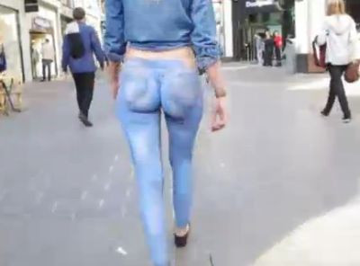 Η κοπέλα που περπατάει στο δρόμο χωρίς&#8230; παντελόνι!