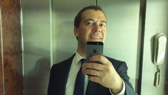 Ο Ντμίτρι Μεντβέντεφ υποκύπτει στη μανία των selfies