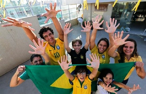Η εξαδάχτυλη οικογένεια που είναι το γούρι της Βραζιλίας