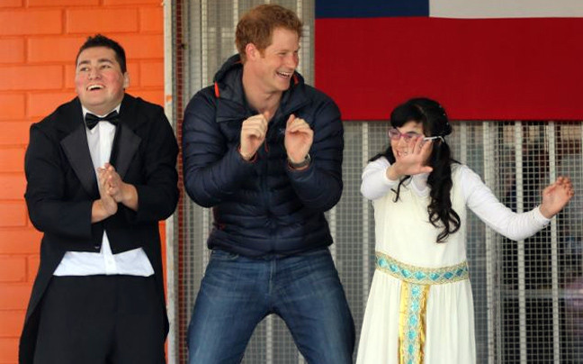 Ο πρίγκιπας Χάρι χορεύει με παιδιά με ειδικές ανάγκες