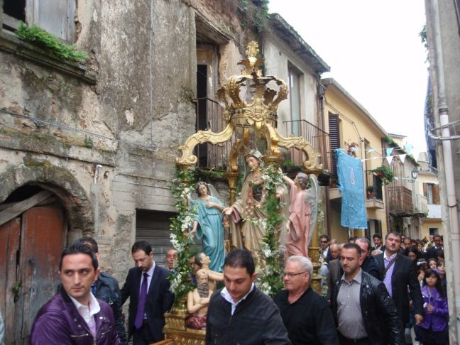 Η περιφορά του αγάλματος της Παναγίας έκανε στάση σε σπίτι νονού της μαφίας!