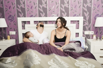 Ο κακός ύπνος επηρεάζει τη διάθεση των γονέων