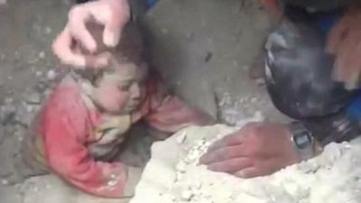Διασώστες στο Χαλέπι ανέσυραν ζωντανό ένα μωρό δύο μηνών από τα ερείπια