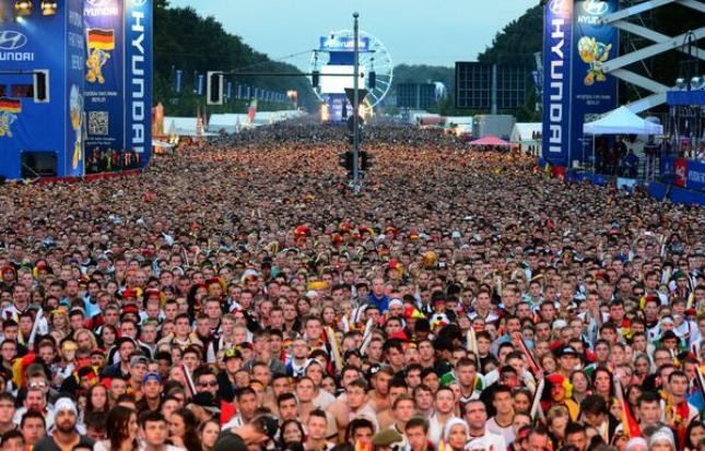 Τουλάχιστον 200.000 Γερμανοί συγκεντρώθηκαν για να δουν τον τελικό του Μουντιάλ