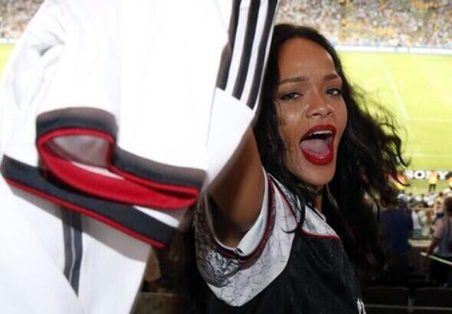 Τα «πέταξε» στο Μαρακανά η Rihanna