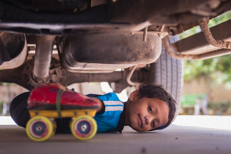 Ο 6χρονος που κάνει skate κάτω από αυτοκίνητα