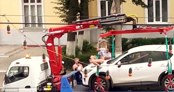 Ρωσίδα κάνει pole dancing για να μην της πάρουν το αυτοκίνητο