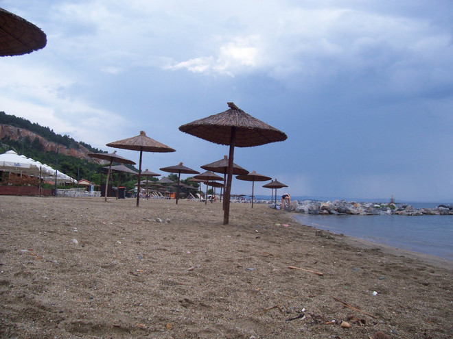 Ελληνική παραλία έχει μετατραπεί σε απέραντο … τασάκι